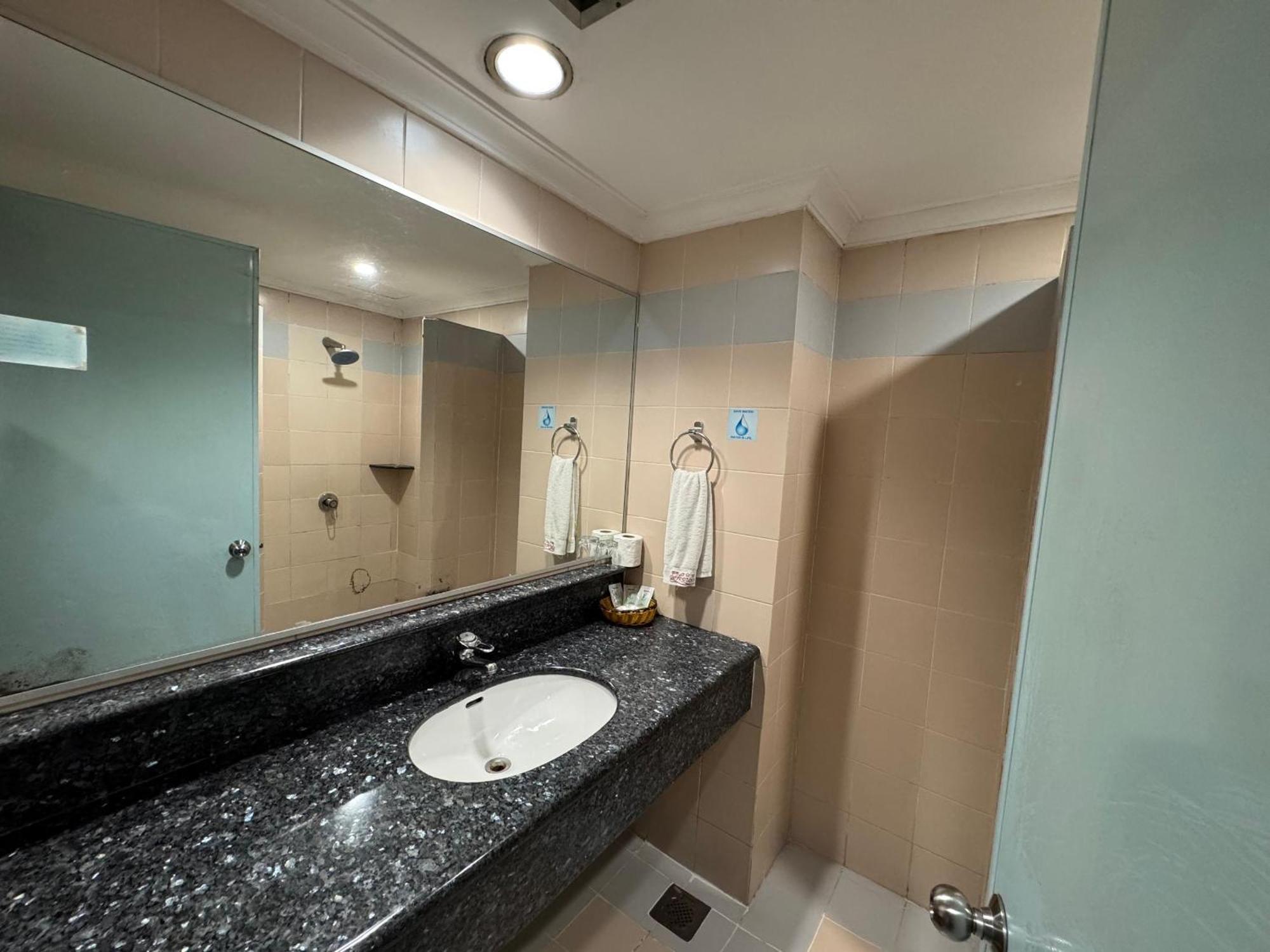 Hotel Deleeton Kota Kinabalu Dış mekan fotoğraf